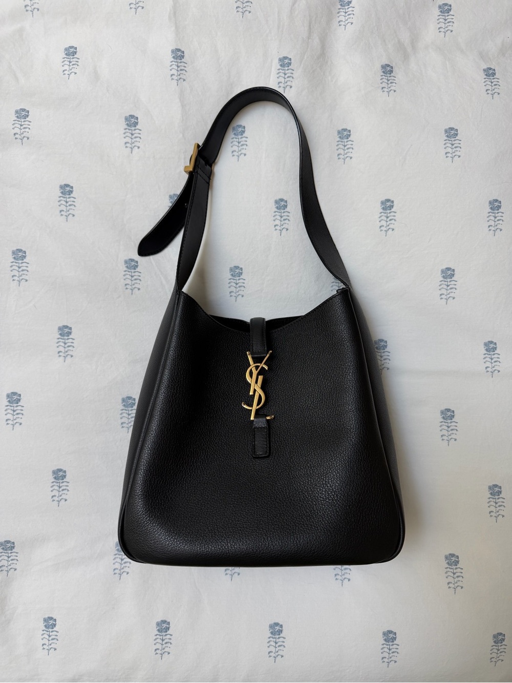 Saint Laurent LE 5 À 7 SUPPLE SMALL IN GRAINED LEATHER